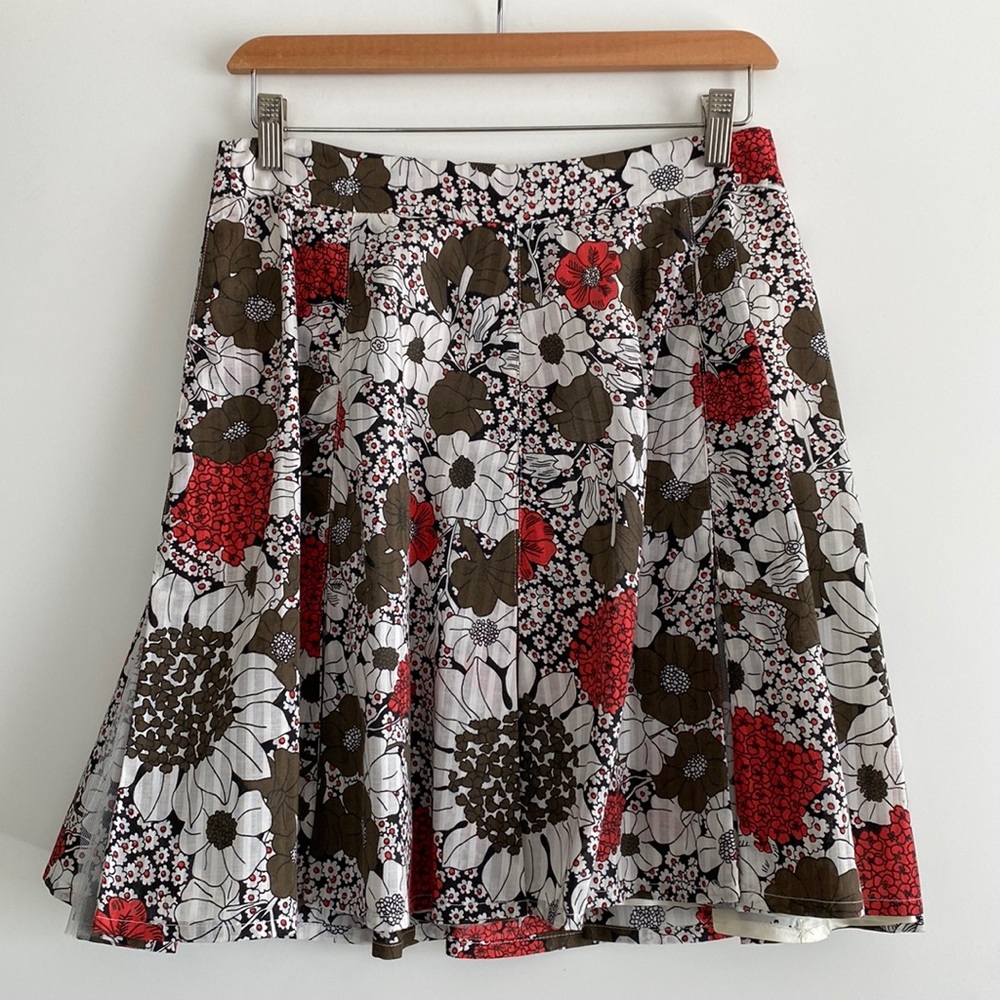 Beautifully detailed Floral Skirt with box pleats, sz 8